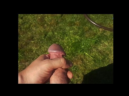 ❤️ Keçika germ di bexçeyek havînê de pisîka xwe ya pembe diqelişe û bi şuştinê dixe. Sex li porno ku.teatroporno.ru ☑