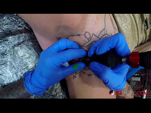 ❤️ Keçika pir tattookirî Sully Savage tattooek li ser klîtorê xwe kir. Sex li porno ku.teatroporno.ru ☑